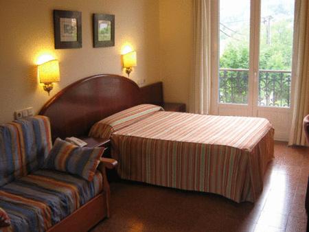 欧阿提兹古鲁特泽贝里酒店的配有一张床和一把椅子的酒店客房