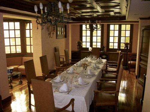 欧阿提兹古鲁特泽贝里酒店的一间带长桌和椅子的用餐室