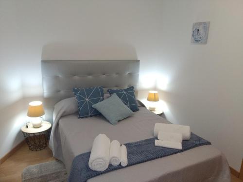 圣玛尔塔迪佩纳吉昂Casa Do Boteco的一间卧室配有一张床,上面有两条毛巾
