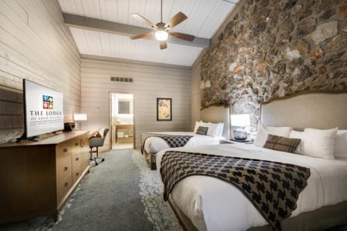 奥沙克湖四季高尔夫海滨温泉度假村 的酒店客房设有两张床和电视。