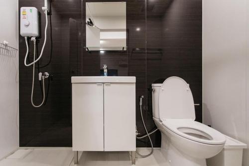 曼谷U4 Large 2 bed rooms full kitchen 200m to BTS的一间带卫生间和淋浴的浴室