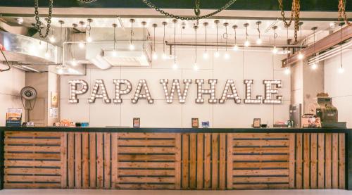 台北Hotel PaPa Whale的墙上有aapa鲸鱼标志的餐厅