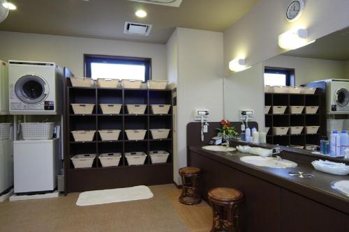 水户美图县厅前旅途酒店的一间带两个盥洗盆和大镜子的浴室