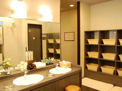 名取市名取罗特茵酒店的一间带两个盥洗盆和大镜子的浴室