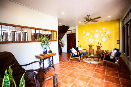 大城Baan Suan Krung Kao的客厅配有家具和黄色墙壁