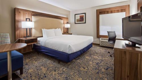 KCI东堪萨斯城机场贝斯特韦斯特酒店客房内的一张或多张床位