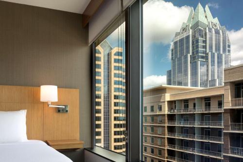 奥斯汀奥斯汀市中心凯悦嘉轩酒店的一间卧室设有窗户,享有城市美景