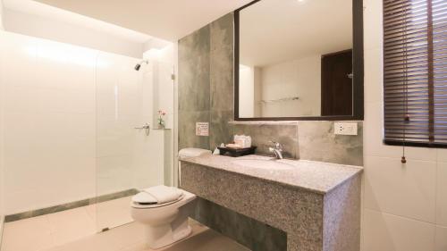 华欣拉迈松华欣酒店的一间带水槽、卫生间和镜子的浴室