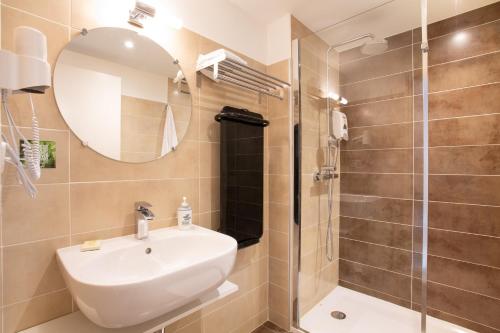 Ambialet波特之家餐厅酒店的浴室配有盥洗盆和带镜子的淋浴