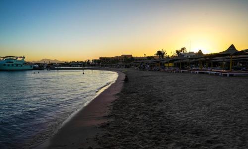 赫尔格达Andalusia Blue Beach Hurghada的水中泛舟的海滩