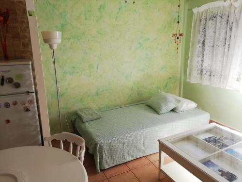 巴哈马尔Herosa vacacional的小房间设有一张小床和一张桌子