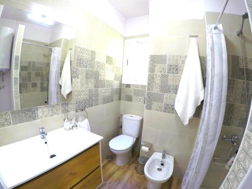 San AndrésNina Apartment的一间带卫生间和水槽的浴室