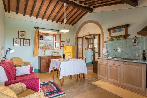 穆尔洛Agriturismo Etrusco的带桌子的厨房和带水槽的厨房
