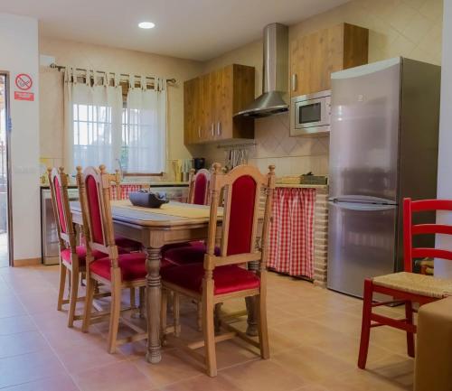 索蒂略德拉德拉达Casa Los 5 Caños的厨房配有桌椅和冰箱。