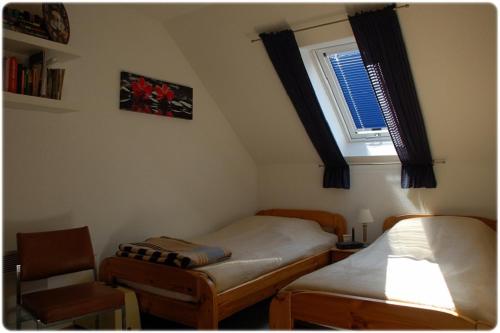弗兰克瑙Apartment Edersee für 4 Personen的一间卧室设有两张单人床和一个窗户。