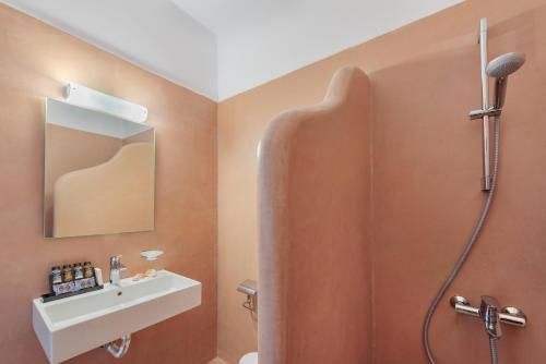 加利萨斯Dolphin Bay Family Beach Resort的一间带水槽和淋浴的浴室
