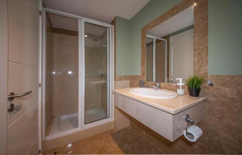 波尔蒂芒B02 - Fantastic Apartment with Pool的一间带水槽和淋浴的浴室