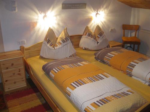 RohrbergRossruckhof的一间卧室配有两张带枕头的床。