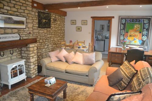 LongboroughChurch Cottage Barn的带沙发和壁炉的客厅