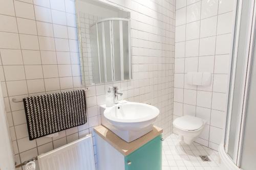 凯夫拉维克Hotel Keilir by Reykjavik Keflavik Airport的白色的浴室设有水槽和卫生间。
