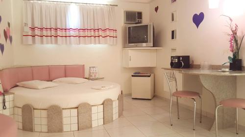蓬塔格罗萨L'acqua Motel Express的小房间设有床和厨房