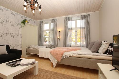 波里Idyllic central wooden house apartment的一间卧室配有一张床、一张沙发和窗户。