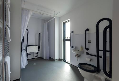 Apartrooms Aberdeen的一间浴室