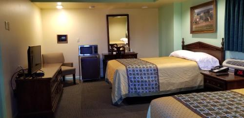 兰开斯特兰开斯特经典酒店的酒店客房设有两张床和电视。