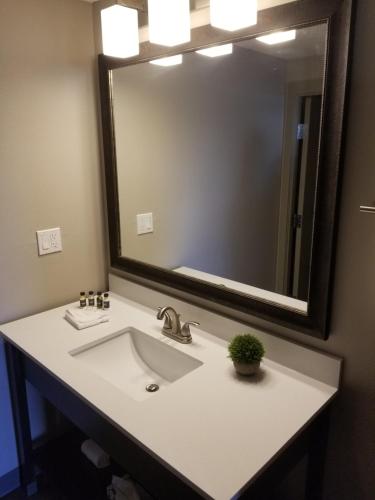 亚基马The Hotel Y的一间带水槽和大镜子的浴室