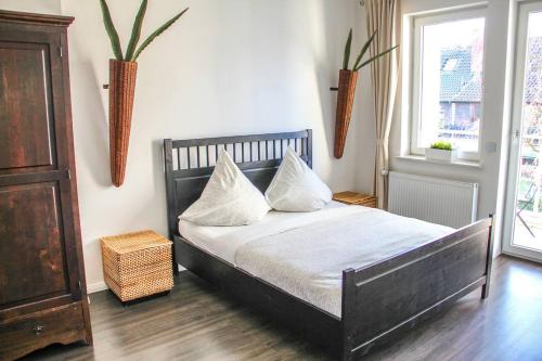 不莱梅EXKLUSIVE 2 Zimmer Wohnung mit Balkon in Top Lage!的一间卧室配有一张带两个枕头的床