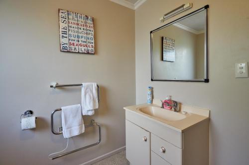 凯库拉Catch & Relax的一间带水槽和镜子的浴室