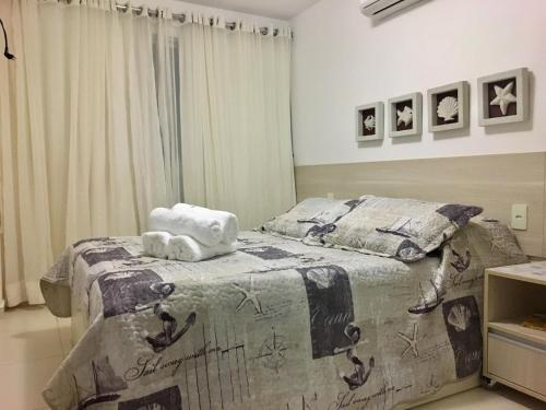 嘎林海斯港Porto Plaza Flat - 404的一间卧室配有一张床铺,床上有毯子