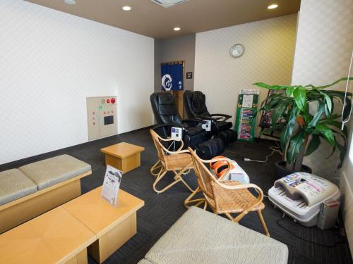 丰川市丰川因特驿前酒店的客厅配有沙发和椅子