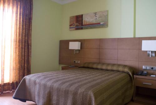 马德里欧罗巴皮尔塔4C酒店的一间卧室设有一张床和一个窗口