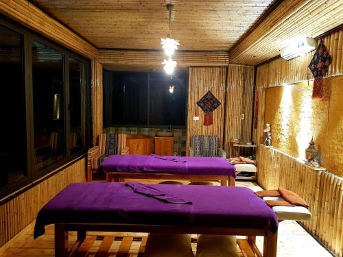 萨帕萨巴克莱之家山区度假酒店的木房内的一排紫色床