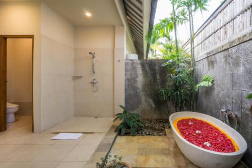 罗威那罗维纳酒店的浴室配有装满红色液体的浴缸