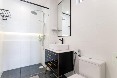 八打灵再也Madam Design 1 at Kota Damansara的白色的浴室设有水槽和卫生间。