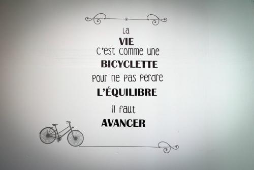 Girondelle欧海龙德勒住宿加早餐酒店的墙上挂着自行车画