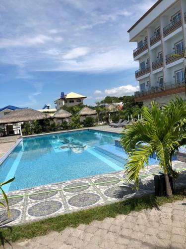EM Royalle Hotel & Beach Resort内部或周边的泳池