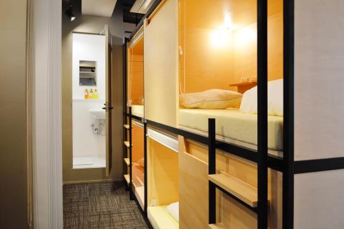 东京东京麻布旅馆的小房间设有一张床和一间浴室