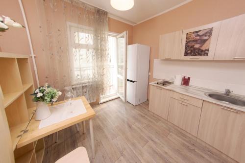 克麦罗沃Заречная 1-ая, 6的厨房配有水槽和冰箱