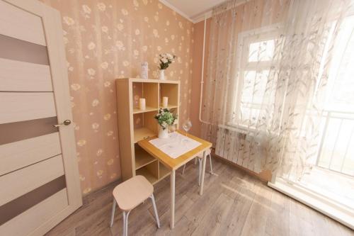 克麦罗沃Заречная 1-ая, 6的小房间设有桌子和窗户