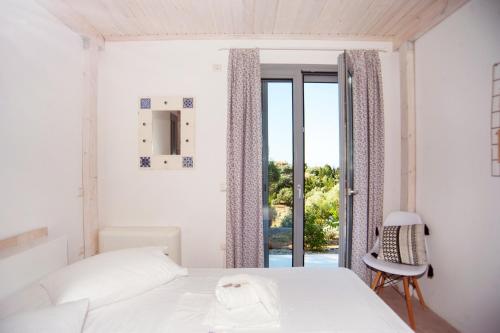 KatounaLAURA_SEA VIEW_HOUSE的白色的卧室设有床和窗户