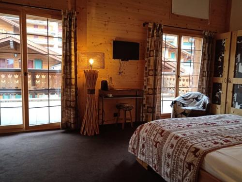 雷克罗塞艾特堡酒店的卧室配有一张床、一张书桌和窗户。