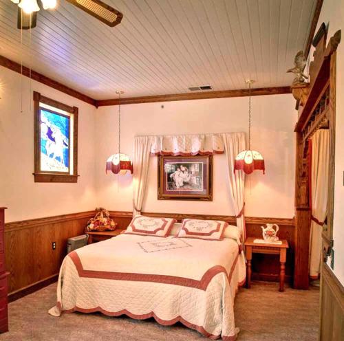 马里波萨玛丽珀撒客栈酒店的一间卧室,卧室内配有一张大床