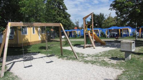 卡特兹奥布萨维特尔姆查特什快乐移动之家露营地的一个带秋千的游乐场和一些帐篷
