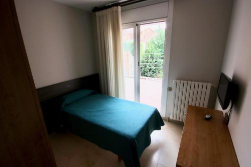 托雷略hostal trevol的一间小卧室,配有床和窗户