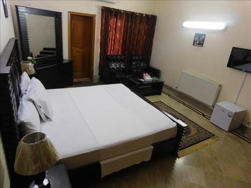 伊斯兰堡Melberry House的卧室配有一张白色大床