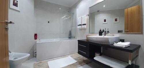 里斯本Sweethome的一间带水槽、浴缸和卫生间的浴室