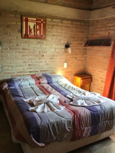 诺诺La Soleada casas de campo的一间卧室配有一张大床和毛巾